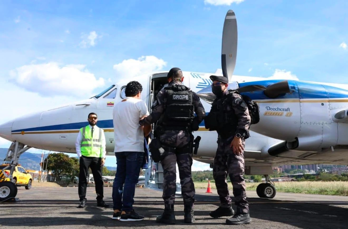 Abelardo de la Espriella inicia su mandato con el traslado de 117 reclusos a cárceles de máxima seguridad