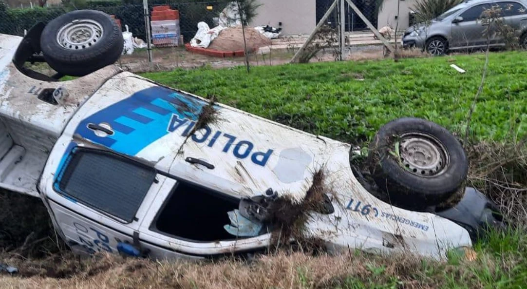 Accidente de patrullero en La Plata durante persecución por motos robadas