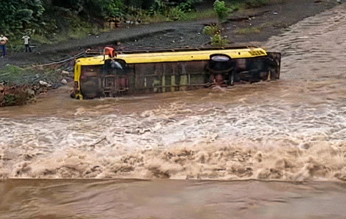 Accidente en Guatemala: bus arrastrado por correntada deja pasajeros en estado de pánico