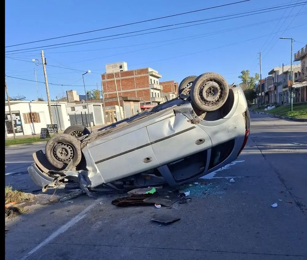 Accidente en La Plata: tres heridos tras volcar un vehículo