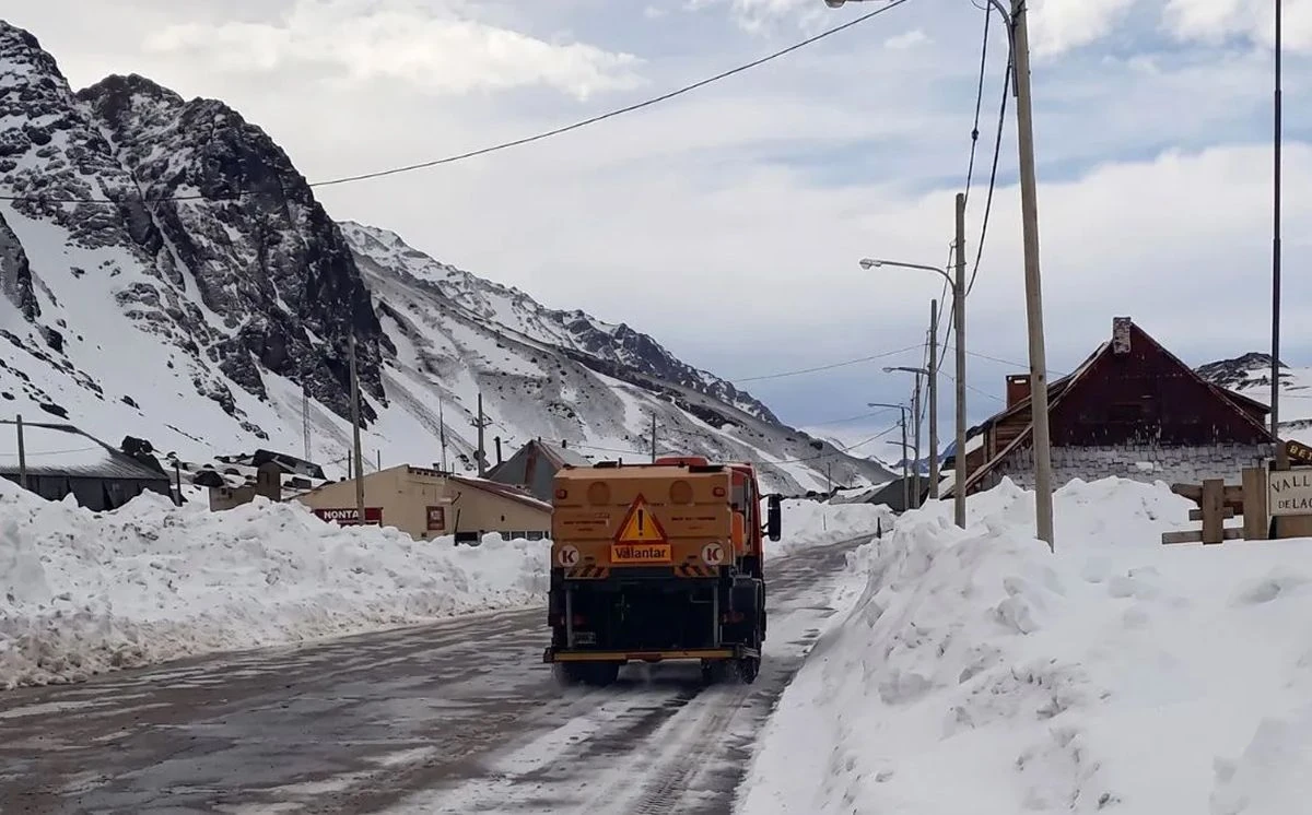 Alerta naranja por nevadas en Mendoza y San Juan: se prevé hasta un metro de nieve
