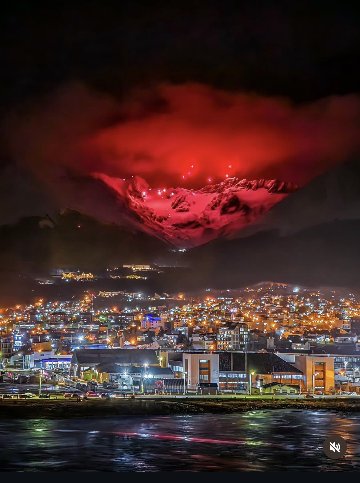 El glaciar Martial brilla con el descenso de antorchas en Ushuaia