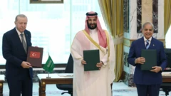Arabia Saudita, Turquía y Pakistán firman un pacto de defensa conjunta