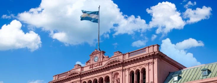 Argentina endurece su régimen de inmigración corporativa y expulsa a extranjeros