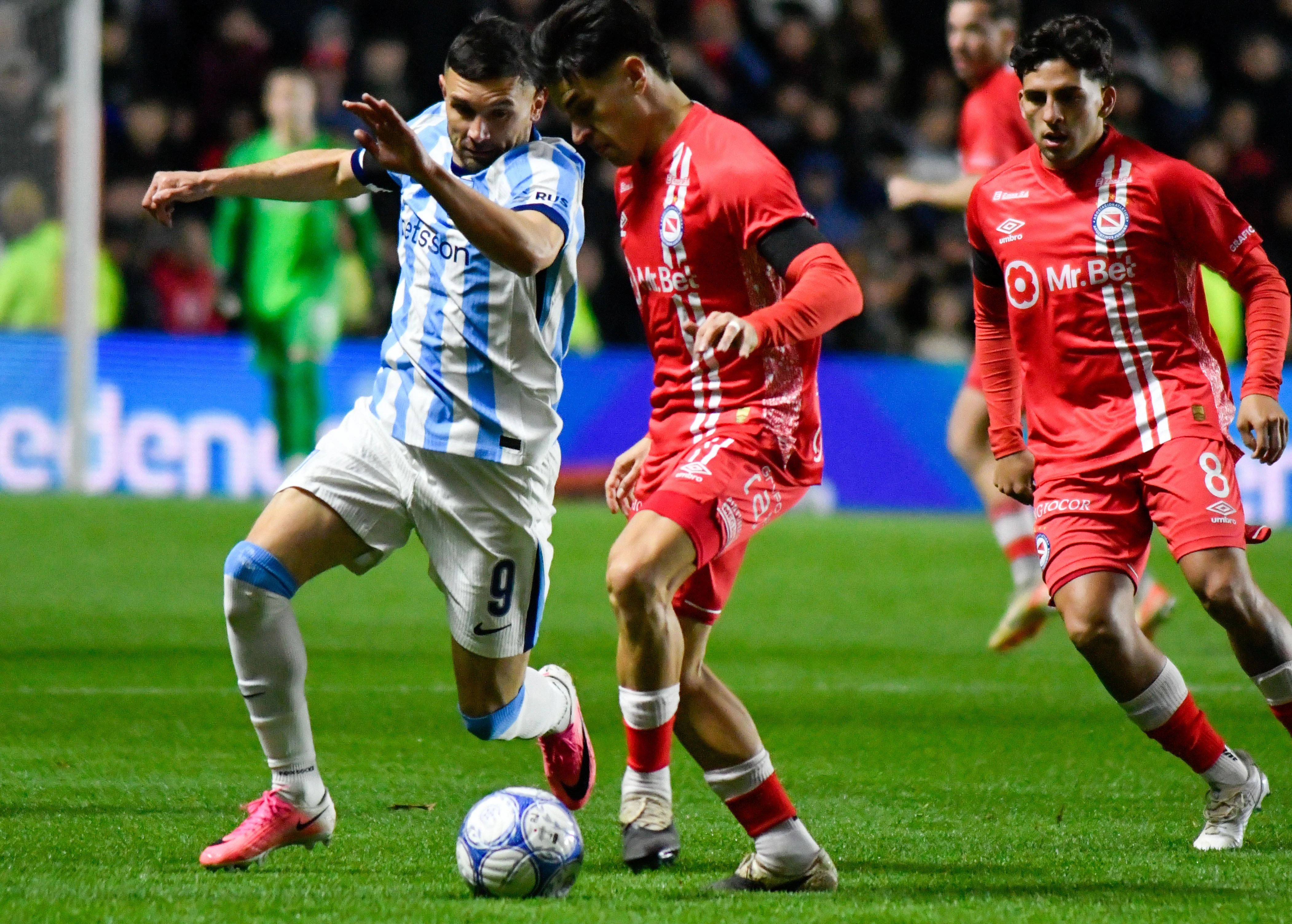 Argentinos Juniors se impone a Racing y lidera la Zona B del Torneo Clausura
