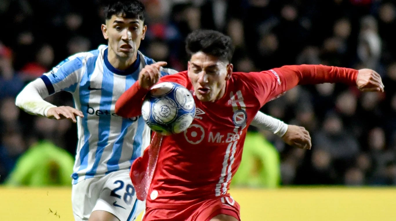 Argentinos Juniors vence a Racing por 2 a 1 en la Liga Profesional
