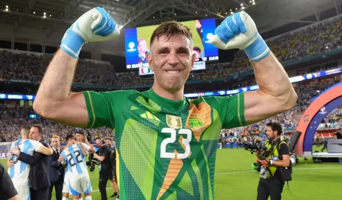 Aston Villa busca reemplazo para Dibu Martínez con Zion Suzuki