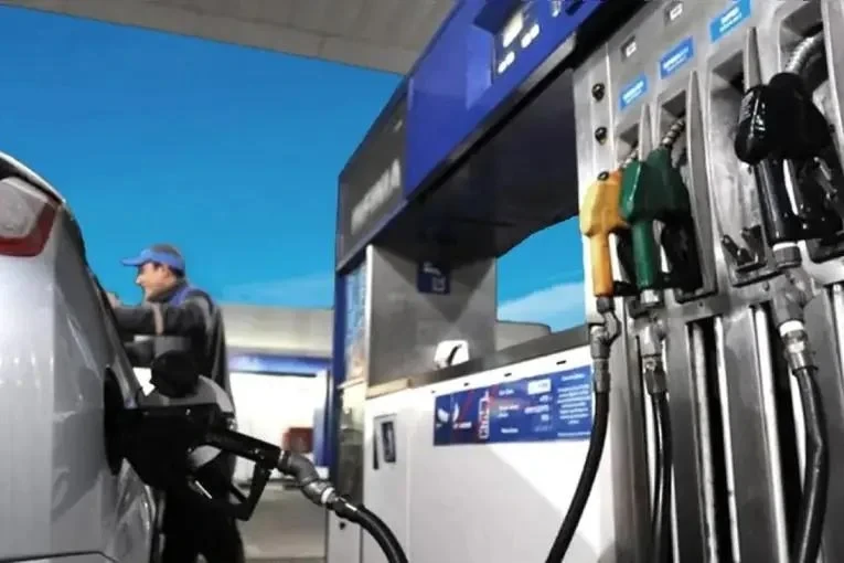 Aumento del 558% en combustibles afecta el poder adquisitivo en Argentina