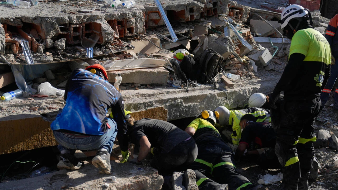 Colombia enfrenta tragedia tras fuerte terremoto: rescatan a sobreviviente entre escombros