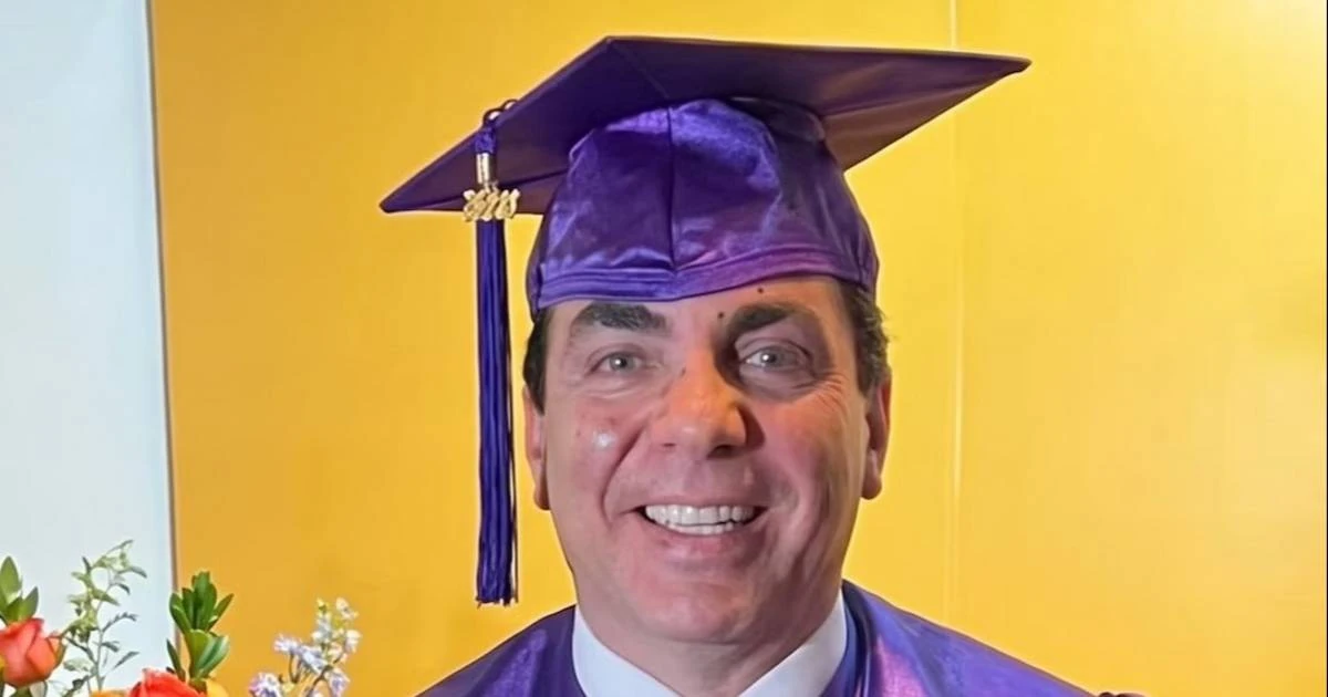 Cristian Castro se graduó a los 51 años y planea estudiar filosofía y psicología