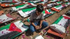 Duelo masivo en Gaza por las 112 víctimas de un ataque israelí
