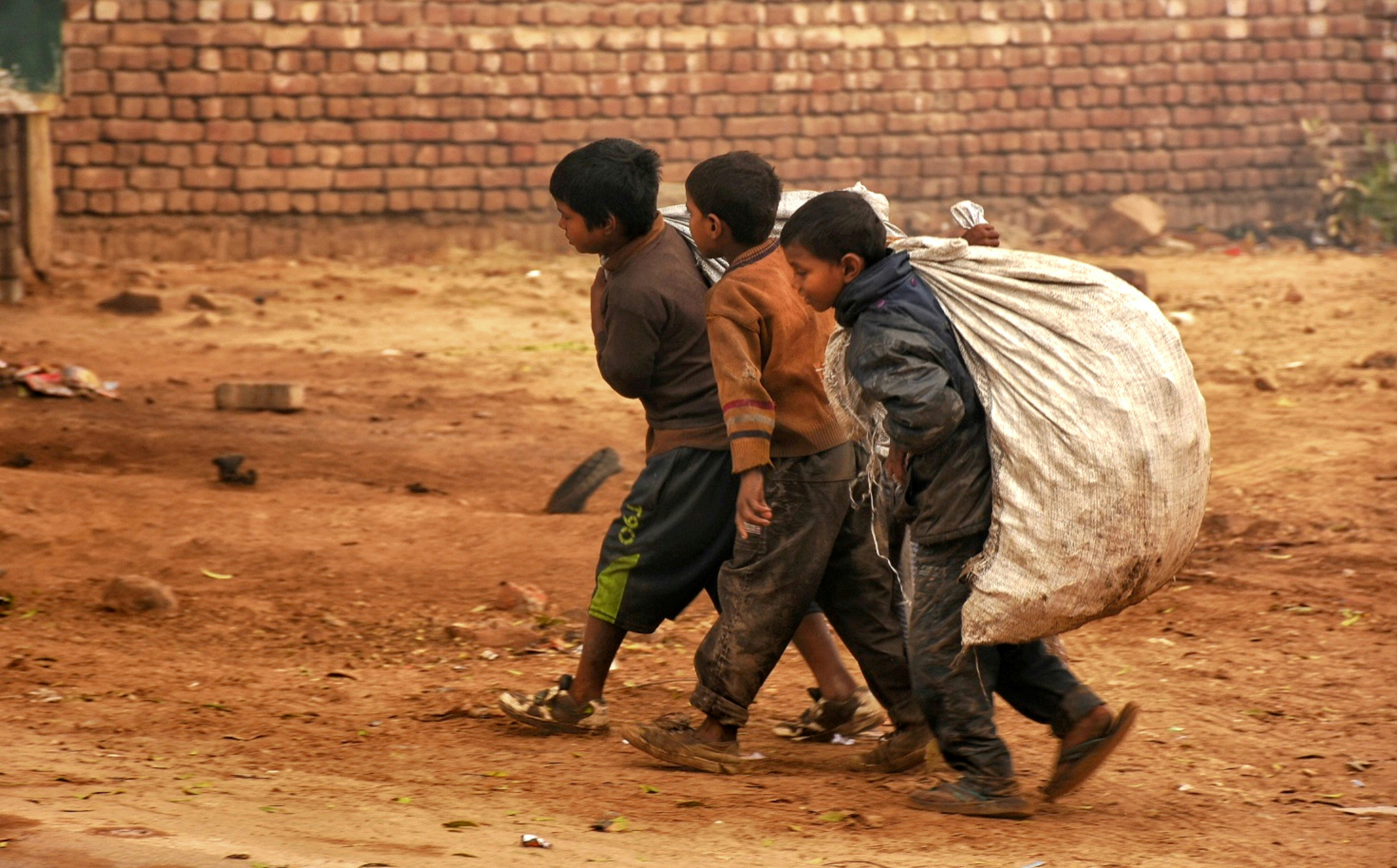 Informe revela que la pobreza infantil en Argentina excede lo económico