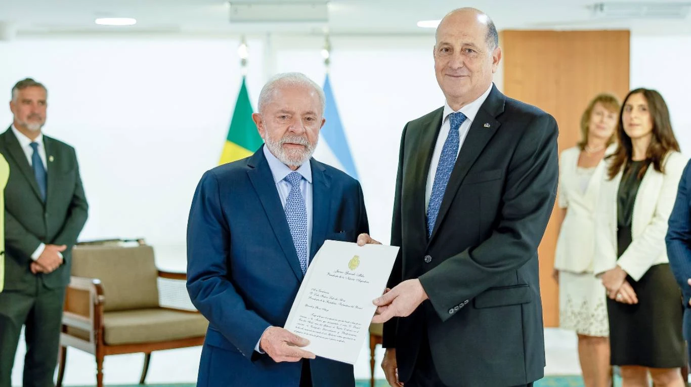 El embajador argentino en Brasil regresa en medio de tensiones diplomáticas