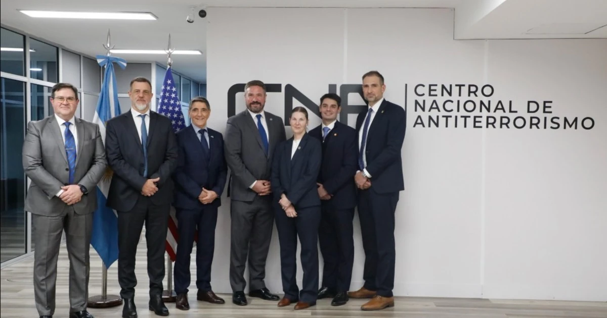 El FBI resalta la colaboración con el gobierno de Milei en la lucha antiterrorista