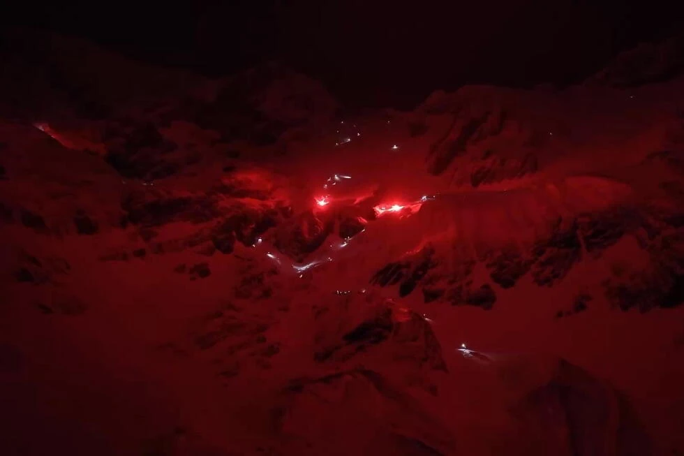 El glaciar Martial brilla con el descenso de antorchas en Ushuaia