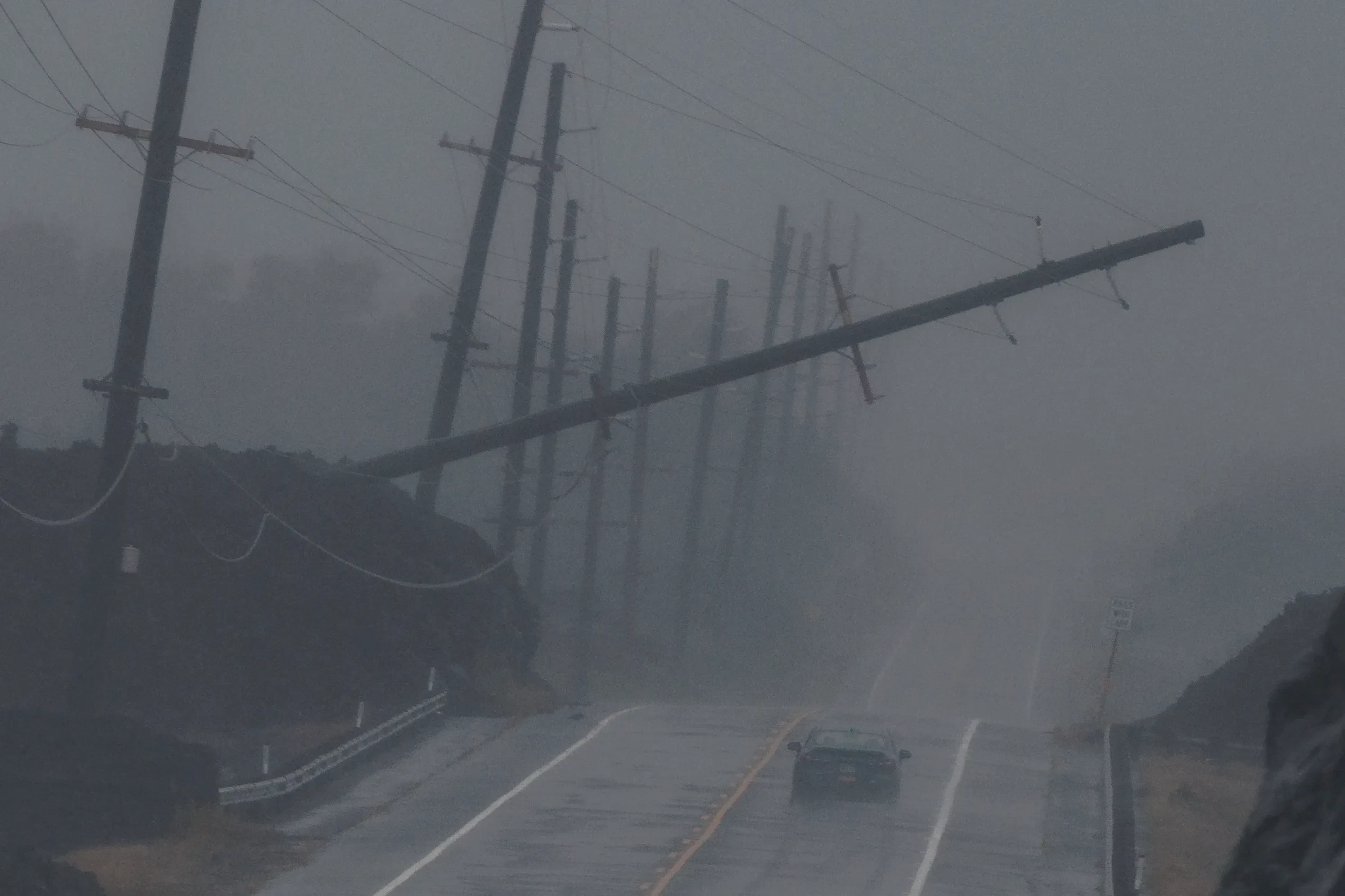 El huracán Lala deja a miles sin electricidad en Hawái bajo condiciones amenazantes