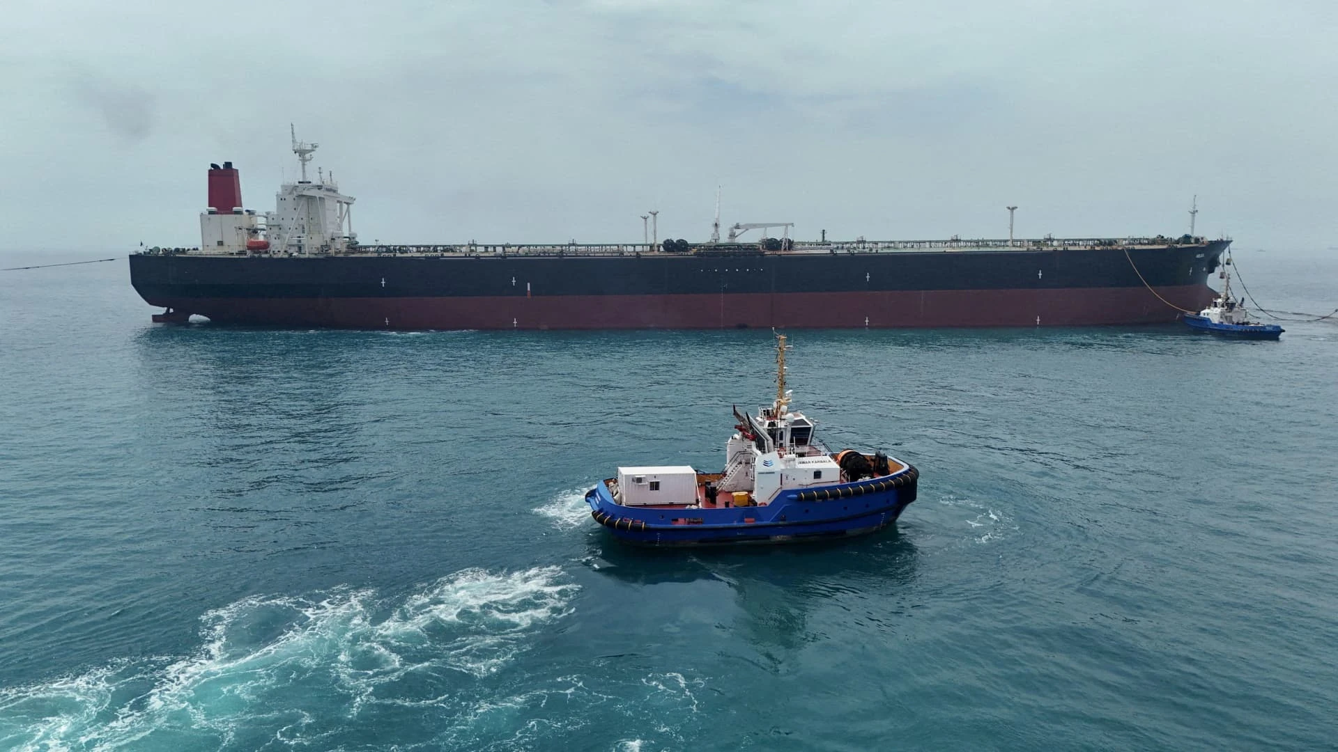 El petróleo en EE.UU. supera los $83 tras advertencia de Irán sobre el estrecho de Ormuz