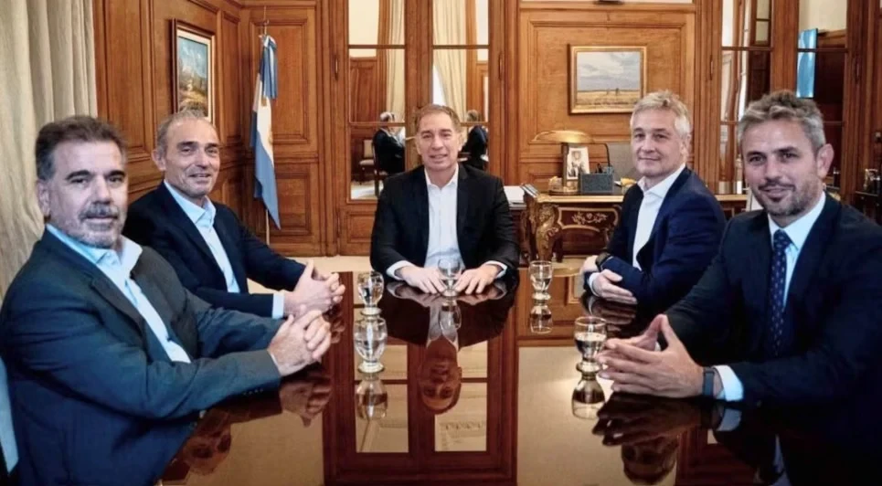 El PRO y La Libertad Avanza discuten una posible alianza electoral para 2027