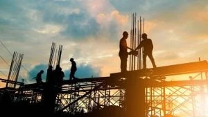 El sector de la construcción en Argentina muestra un crecimiento leve, pero enfrenta recortes de personal