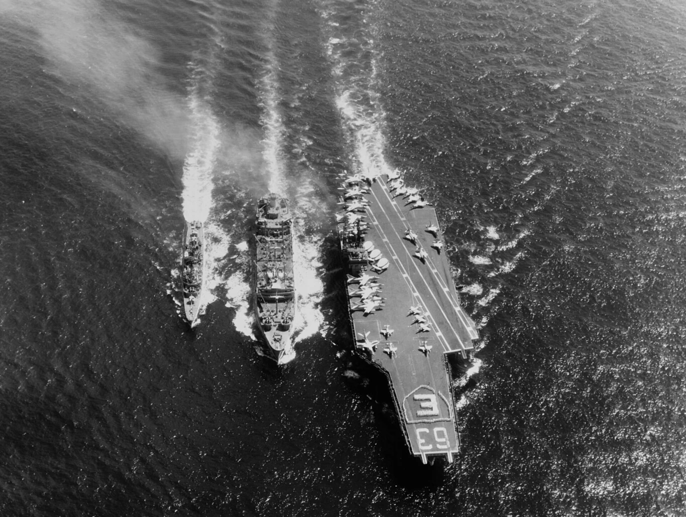 El USS Kitty Hawk, tras un encuentro histórico con un submarino chino, vendido por un centavo