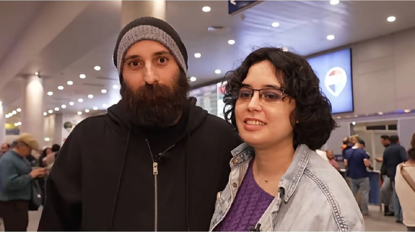 Emocionante encuentro: pareja chilena se conoce en persona tras 18 años de relación a distancia