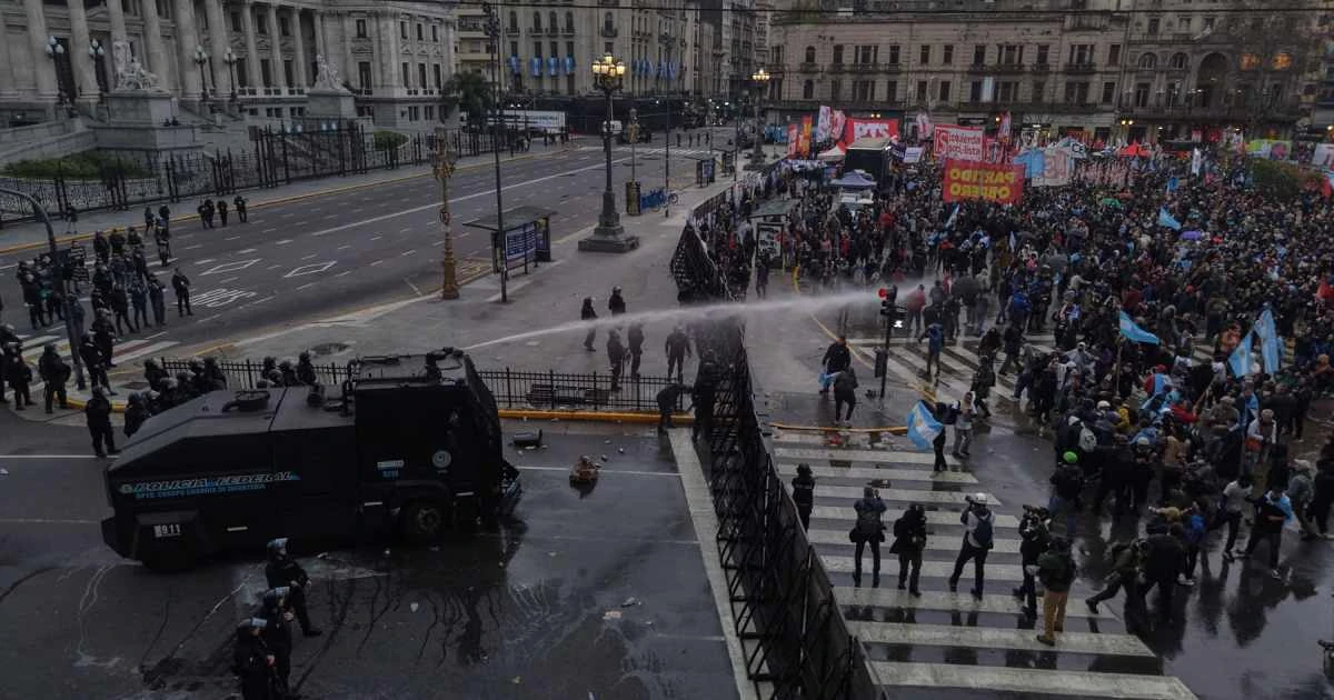 Enfrentamientos entre manifestantes y la Policía durante protesta frente al Congreso