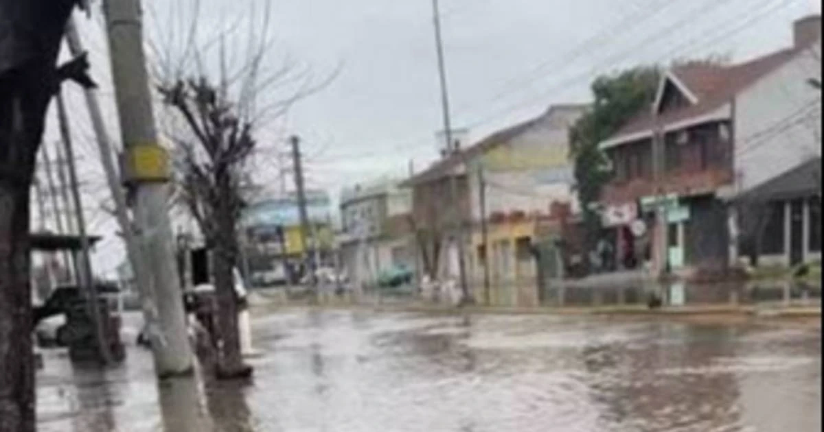 Explosión de caño en Quilmes Oeste causa inundaciones y afecta el suministro de agua