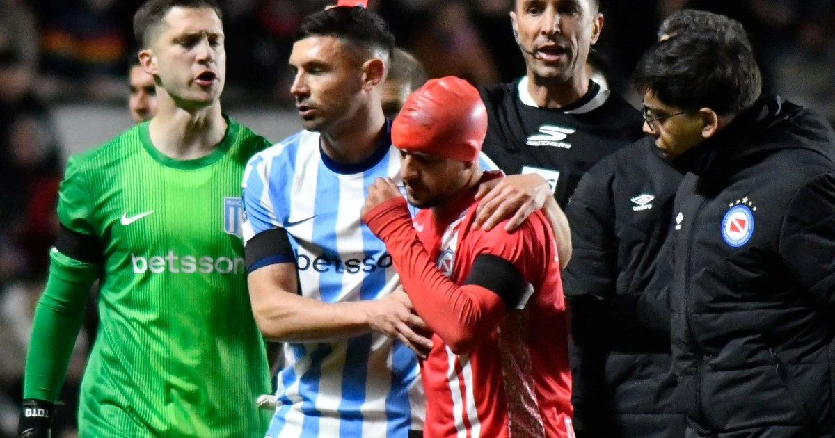 Expulsión de Adrián Martínez por codazo durante el partido contra Argentinos
