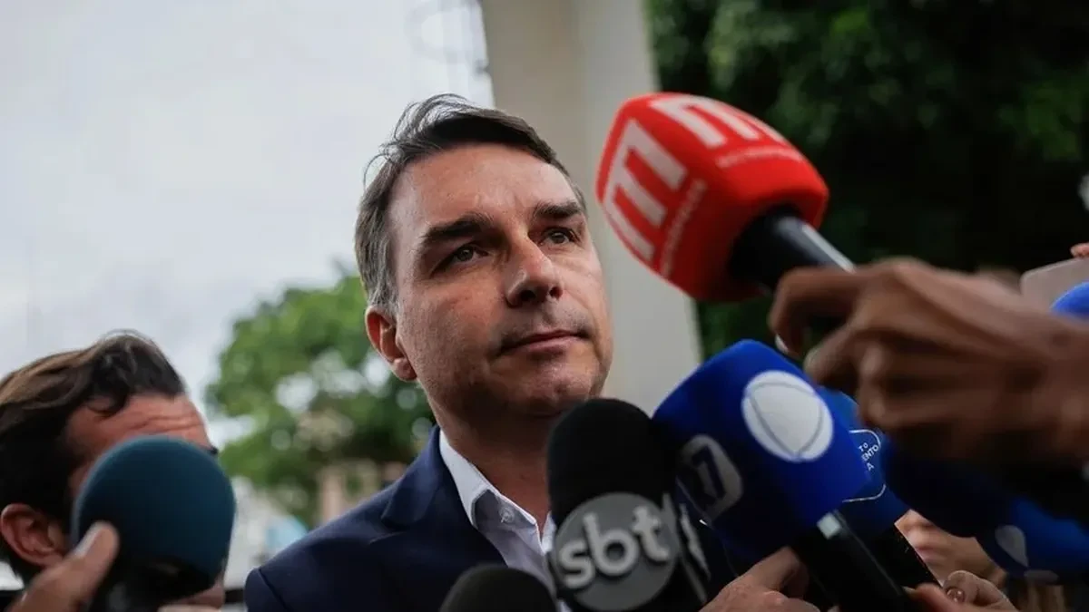 Flávio Bolsonaro queda fuera de la contienda electoral por afiliación irregular