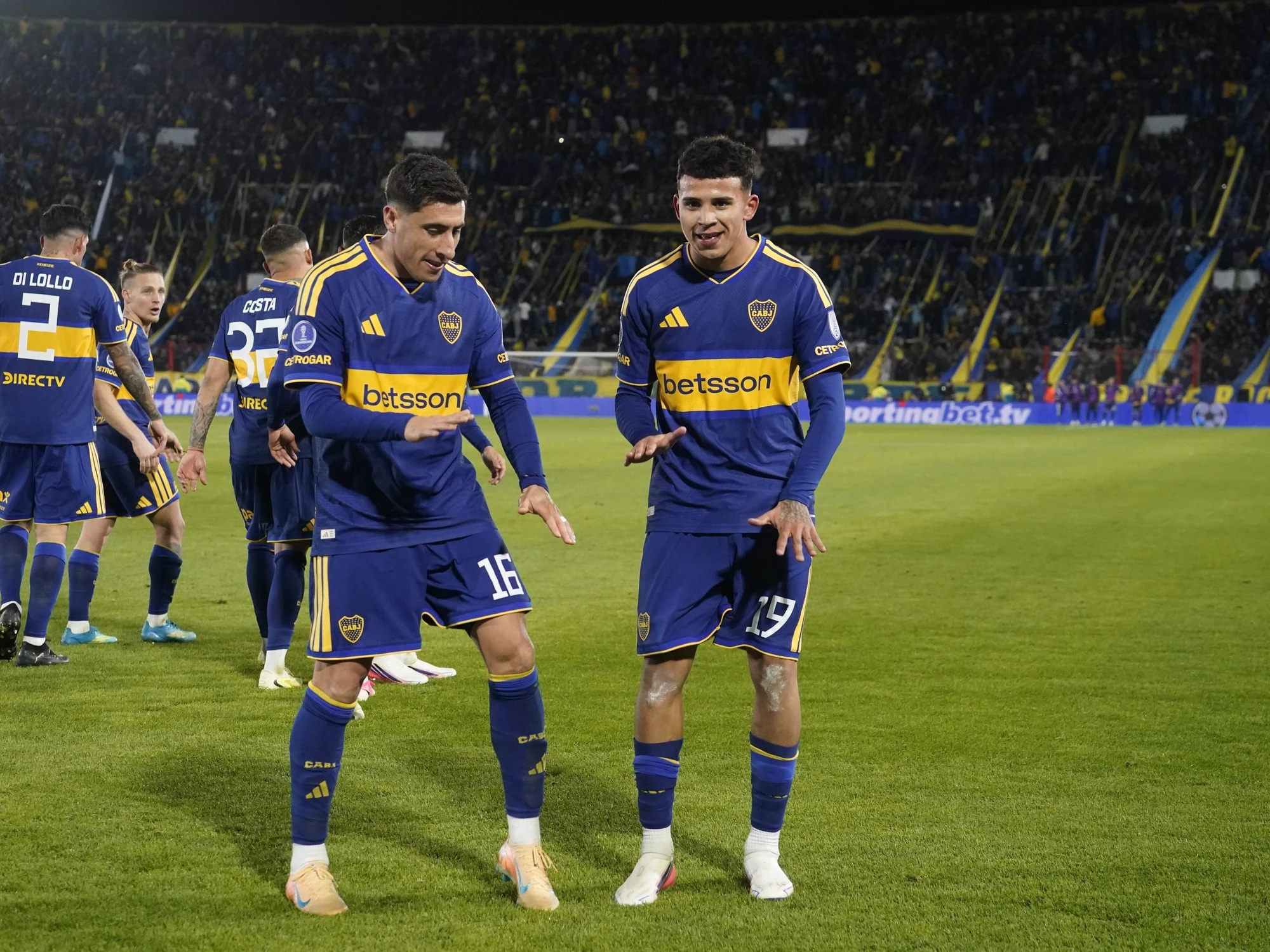 Flores y Merentiel homenajean a Tevez con un baile tras un gol en Sudamericana
