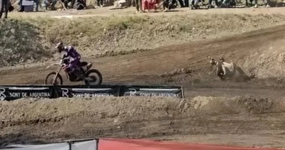 Fotógrafo sufre graves lesiones tras ser embestido en una carrera de motocross en Catamarca