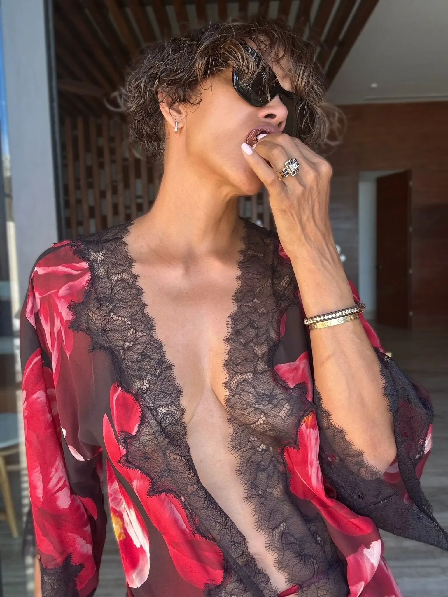 Halle Berry celebra sus 60 años con un sensual atuendo en sus vacaciones