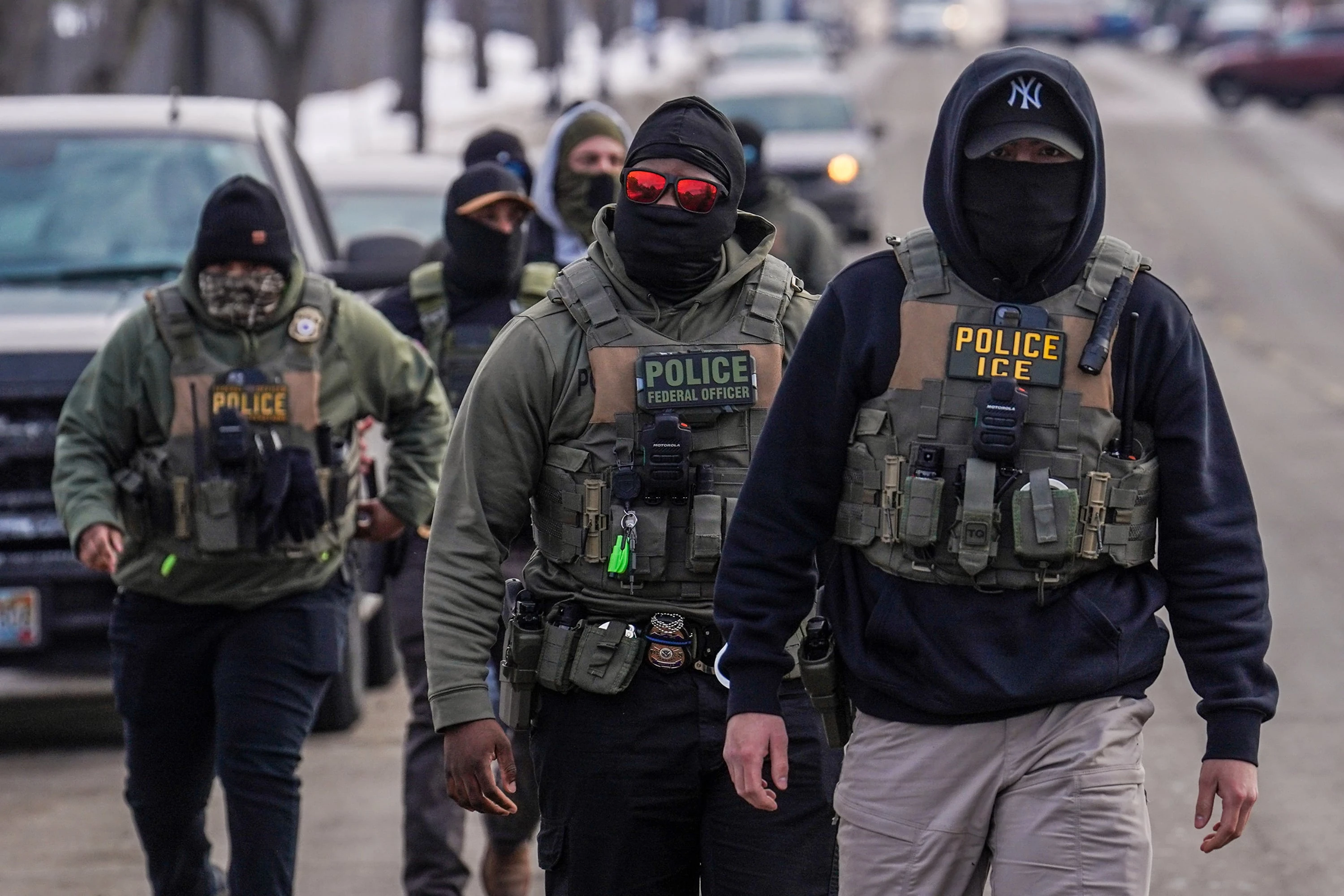 ICE planea adquirir guantes eléctricos para controlar a migrantes durante detenciones