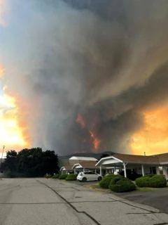 Incendio en British Columbia alcanza dimensiones críticas y provoca evacuaciones masivas