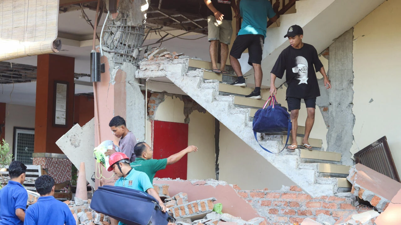 Indonesia enfrenta dos potentes terremotos que dejan un saldo de 47 muertos