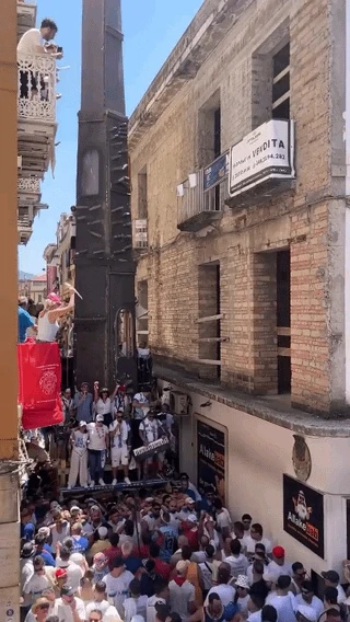 Italianos en Nápoles celebran la Fiesta de los Lirios con fervor argentino