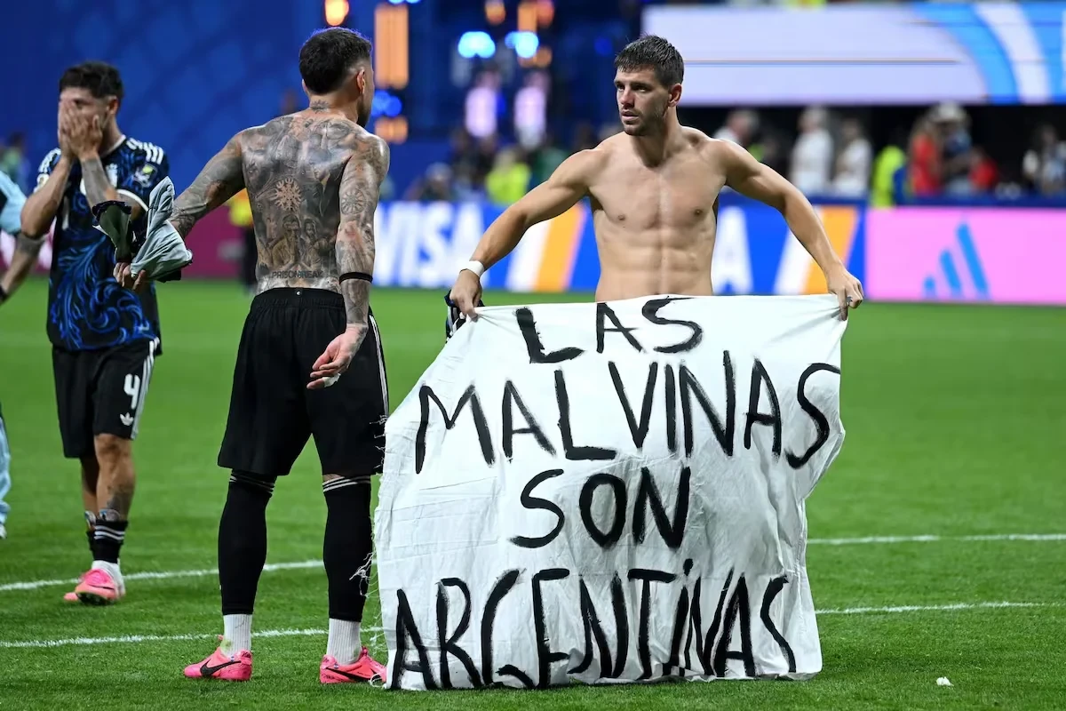 La bandera que los jugadores elevaron por Malvinas será preservada por la AFA