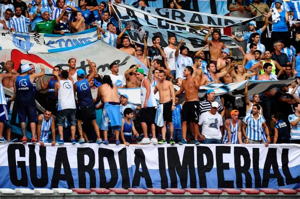 La barra brava de Racing se reunió con referentes del plantel antes del partido con Banfield