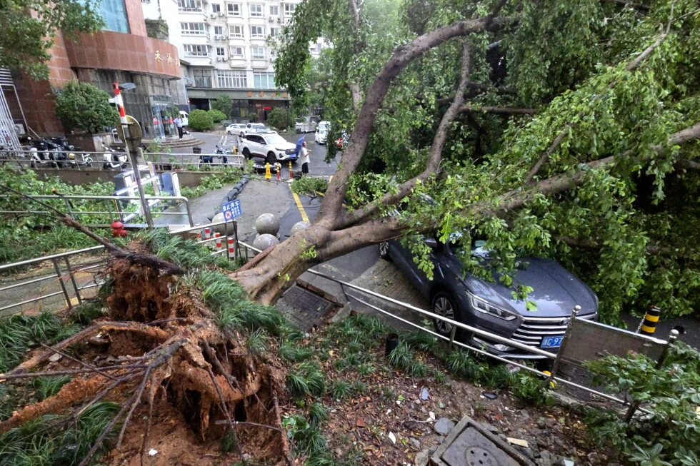 La tormenta tropical Delfín causa inundaciones y cancela cientos de vuelos en China