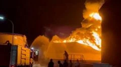 Las autoridades libias combaten un gran incendio en la refinería de Zawiya