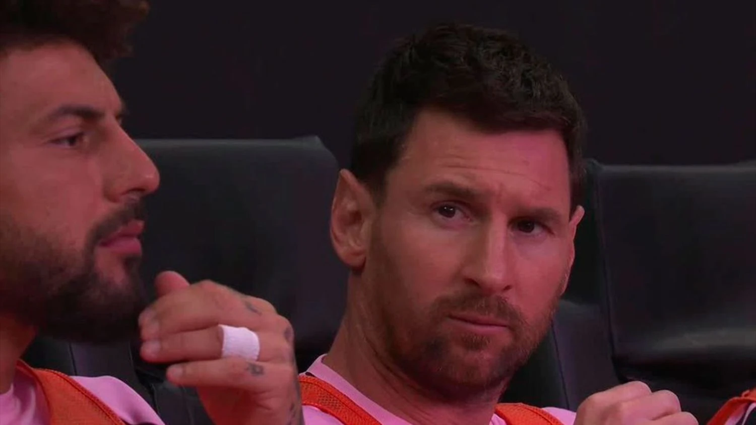 Lionel Messi regresa a la cancha tras la muerte de su padre y es ovacionado por los hinchas