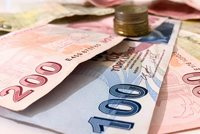 La lira turca alcanza mínimos históricos frente al dólar en medio de alta inflación