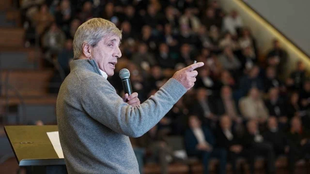 Luis Caputo aclara sus declaraciones tras críticas de empresarios del sector industrial