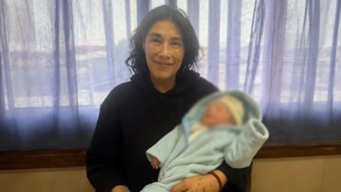 Mabel, la madre de 62 años, se da de alta tras dar a luz a su hijo David