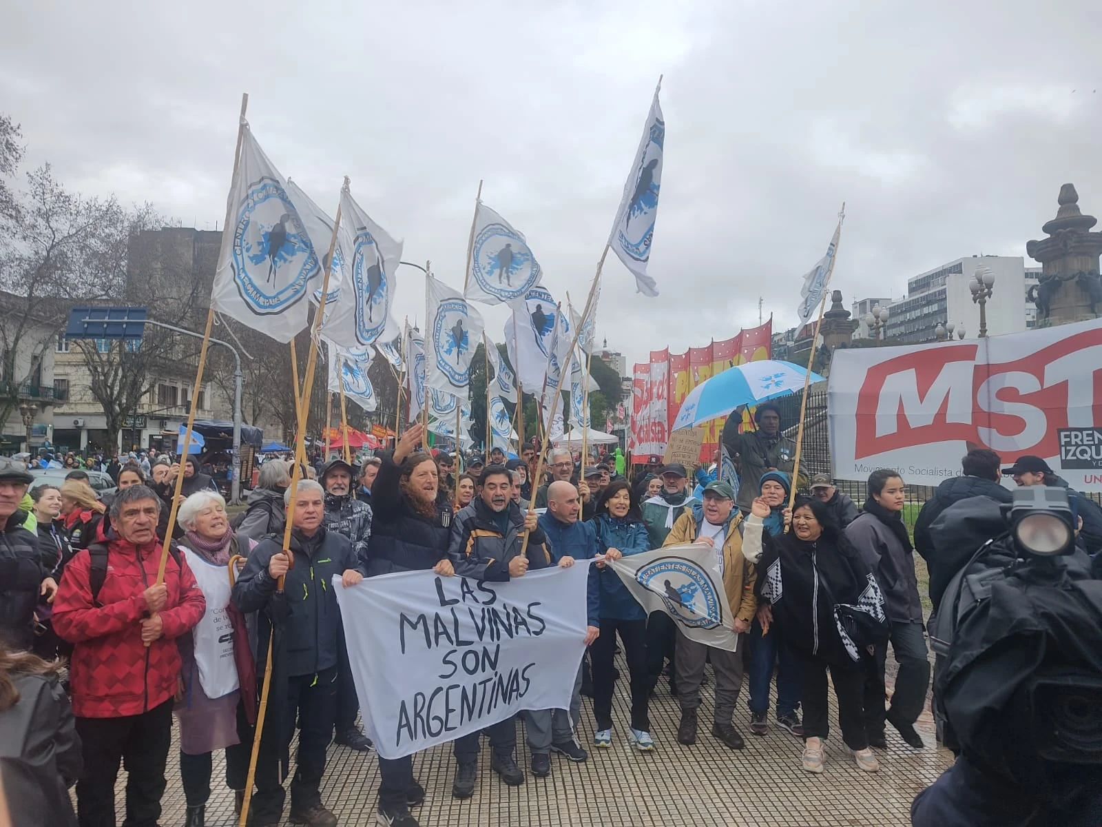 Masiva protesta en el Congreso contra la ley de propiedad privada a pesar de la lluvia
