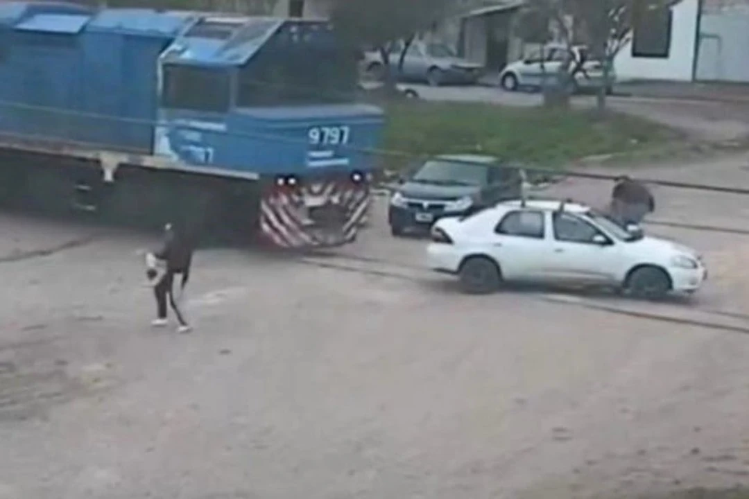 Milagro en Córdoba: familia escapa de un tren antes de ser chocado su auto