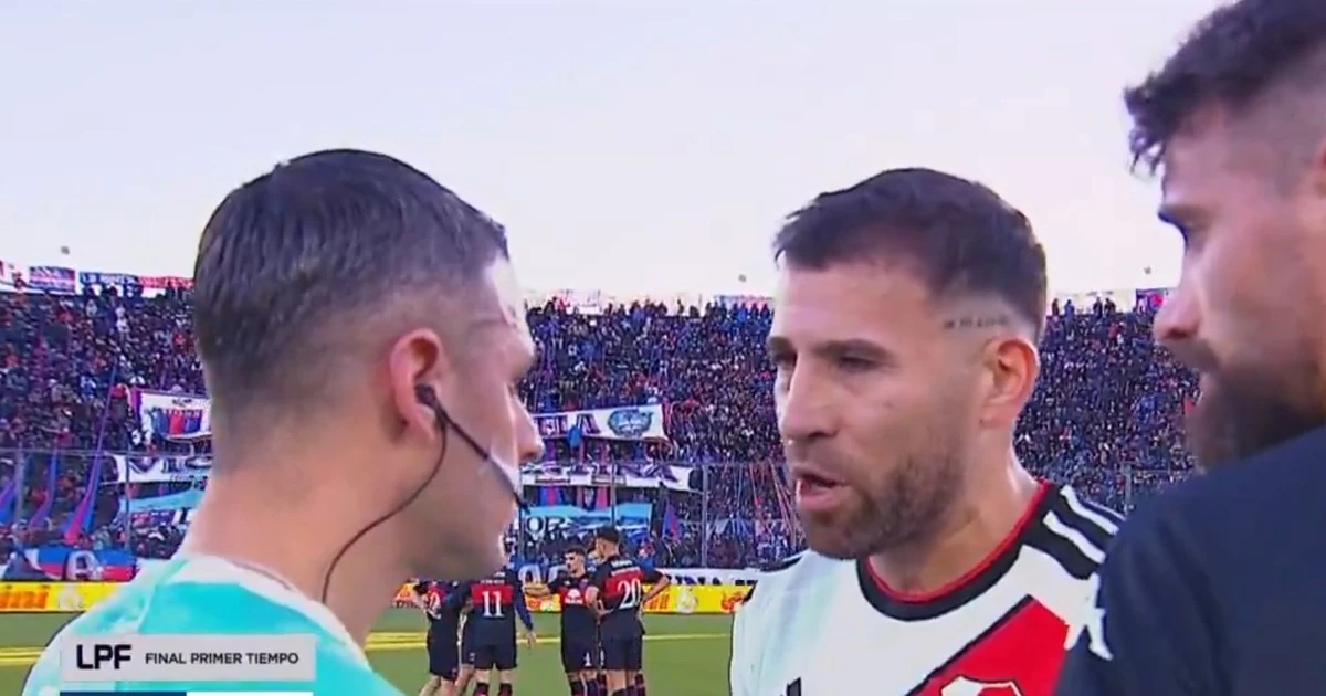 Otamendi critica al árbitro tras penal no cobrado en el partido de River