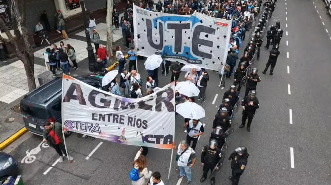 Paro docente a nivel nacional: protestas en Plaza de Mayo por el incumplimiento gubernamental