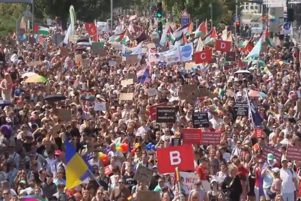Prague Pride llena de color las calles en una marcha multitudinaria