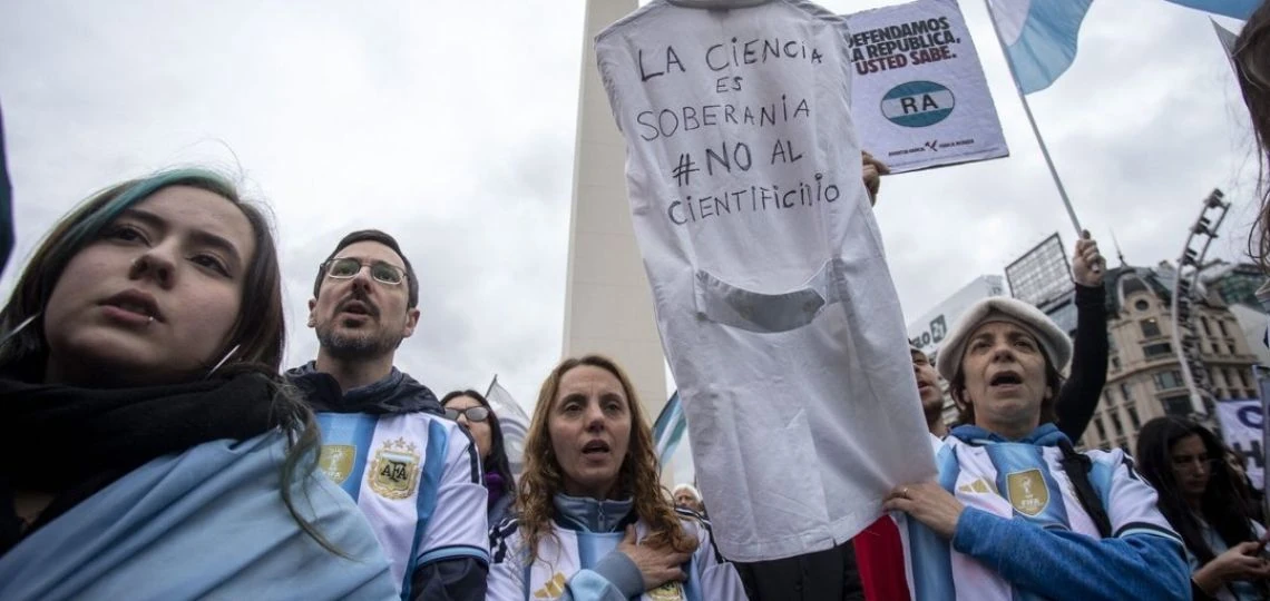 Protesta en Buenos Aires por recortes a la ciencia en el gobierno de Milei
